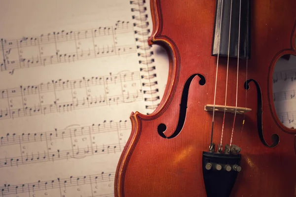 Clássico velho violino e notas . — Fotografia de Stock