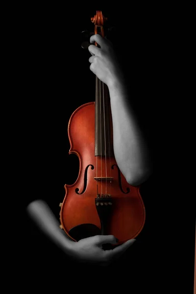 Violín violinista de instrumentos de música. Manos de jugador clásicas. Detalles de violín tocando aislado en negro — Foto de Stock