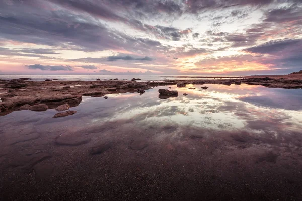 Reflections.Magnificent μακροχρόνια έκθεση στη θάλασσα ηλιοβασίλεμα τοπίο. — Φωτογραφία Αρχείου