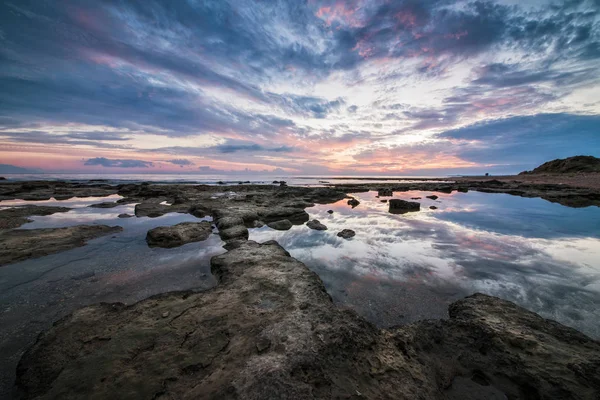 Riflessioni Magnifica esposizione lunga mare tramonto paesaggio . — Foto Stock