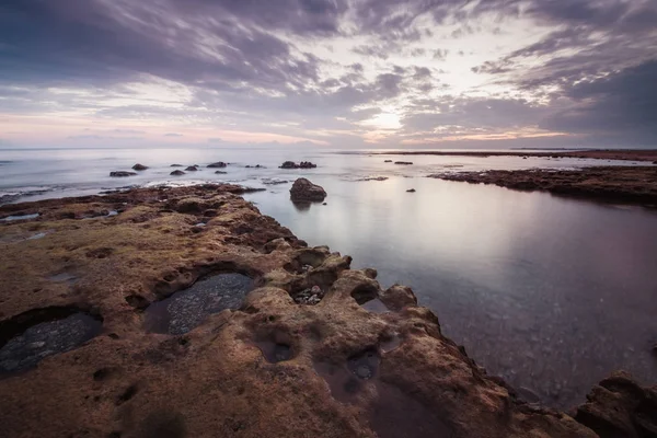 Reflections.Magnificent longa exposição mar pôr do sol paisagem . — Fotografia de Stock