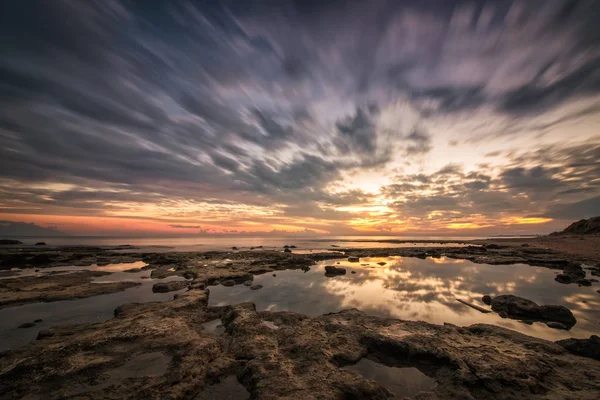 Reflections.Magnificent longa exposição mar pôr do sol paisagem . — Fotografia de Stock