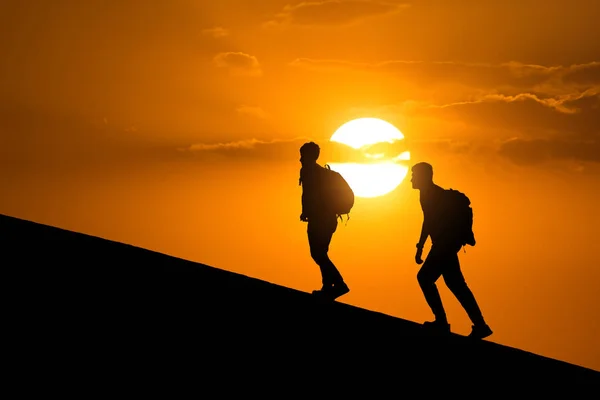Silueta de excursionistas, vista lateral de la gente caminando hacia el concepto exitoso de .Travel y éxito . — Foto de Stock
