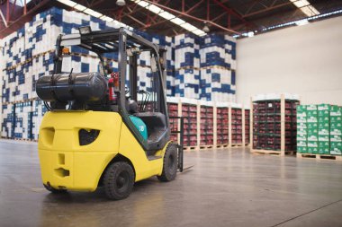 Forklift ile büyük modern ambar