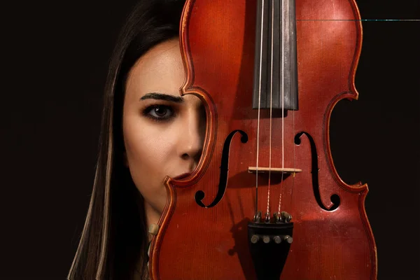 Violinista Mulher retrato com violino no fundo — Fotografia de Stock