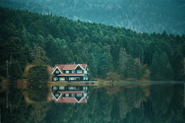 Abant dom nad jeziorem na łonie natury. Bolu, Turcja — Zdjęcie stockowe