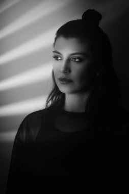 güzel moda kadın yüzü. siyah-beyaz fotoğraf.