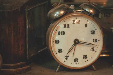 Eski retro çalar saat tablo ile antika arka plan