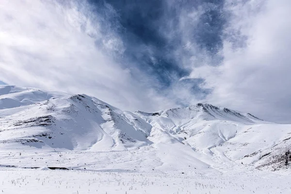 Weiße schneebedeckte Felder Berg unter einem schönen blauen Himmel — Stockfoto