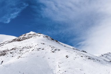 Beyaz karlı alanları dağ güzel bir mavi gökyüzü altında