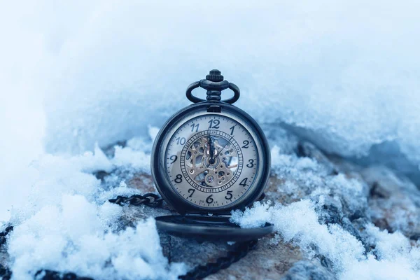 Relógio de bolso antigo vintage no fundo nevado — Fotografia de Stock