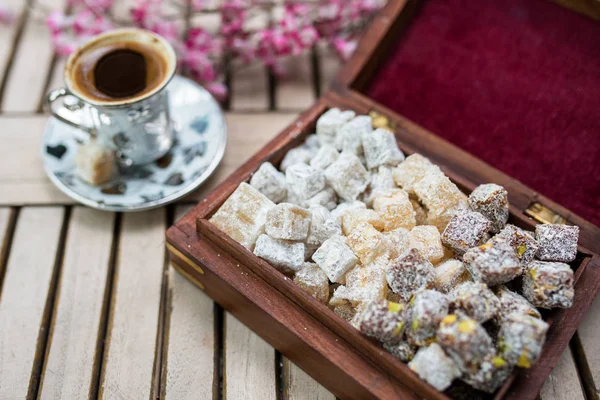コーヒーを飲みながら伝統的なスタイルで作られてトルコ菓子お菓子 — ストック写真