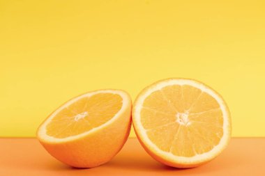 Portakal dilim üzerinde turuncu arka plan izole.