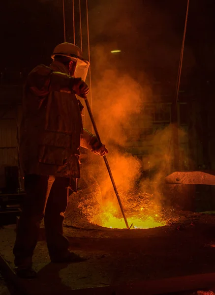 Acélszerkezeti csarnoka, olvadó Iron.Industry koncepció. — Stock Fotó