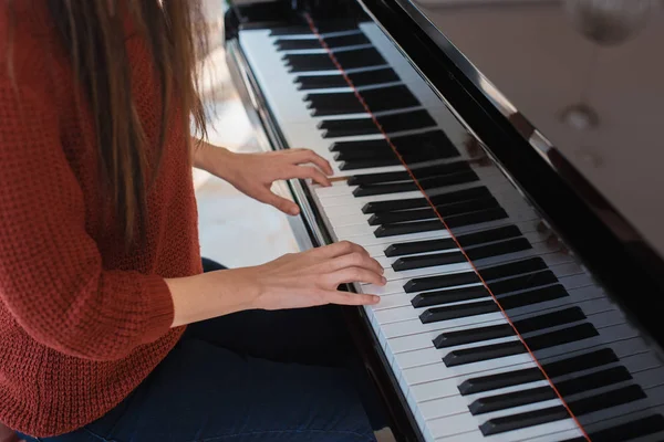 Pianista de música pianista mãos tocando. Instrumento musical grand piano detalhes com mão performer sobre fundo branco — Fotografia de Stock