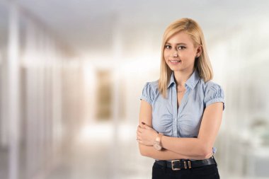 Başarılı bir iş kadını. Kendinden emin ve gülümsüyor.