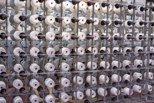 Factory housing powered spinning or weaving machinery for the production of yarn — Stock Photo, Image