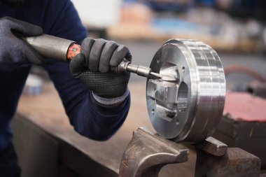 Değirmeni, ağır sanayi içinde taşlama elleriyle cam giyen adam ile ağır sanayi işçi