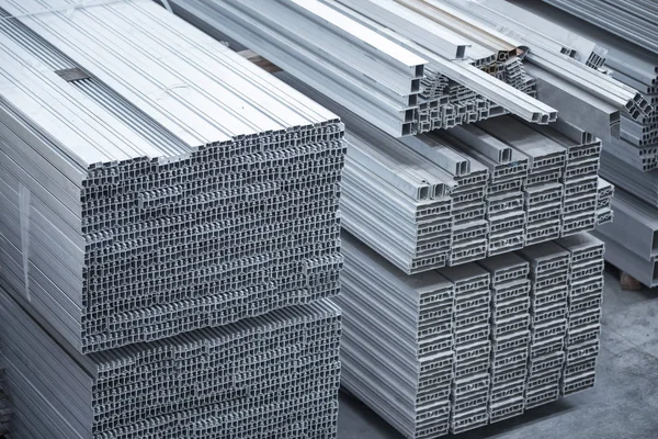 Aluminiumprofielen voor constructies. Aluminium constructies fabriek — Stockfoto