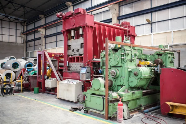 Industriële machine in de fabriek bij metaalfabrieken — Stockfoto
