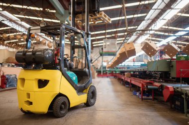 Forklift içinde büyük ve hafif bir depo var. Sarı renk