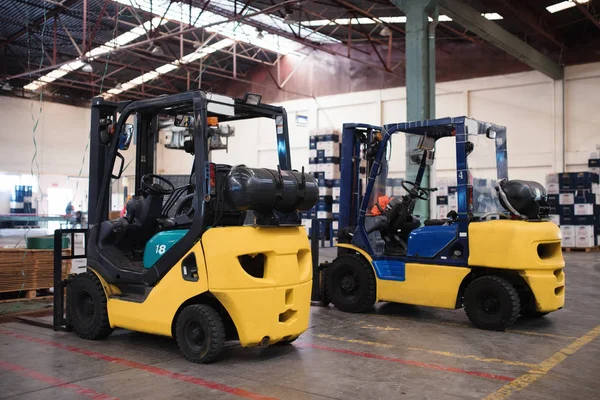 Forklift içinde büyük ve hafif bir depo var. Sarı renk.