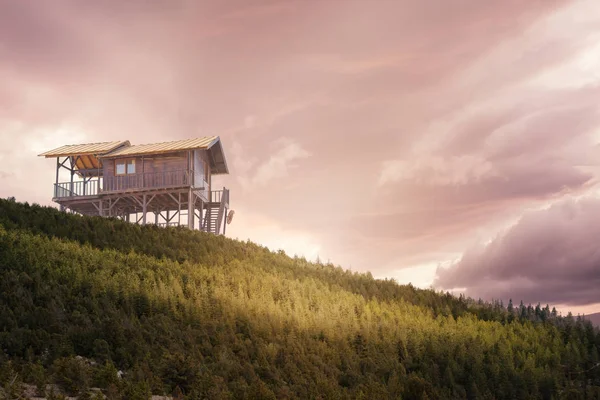 休息のために構築されている古い小屋のイメージ。日没からの美しい風景 — ストック写真