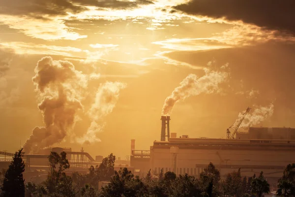重工业对环境的污染。夕阳天空中的工业景观. — 图库照片