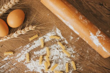 Makarna mutfak aksesuarları ahşap arka plan üzerinde yumurta