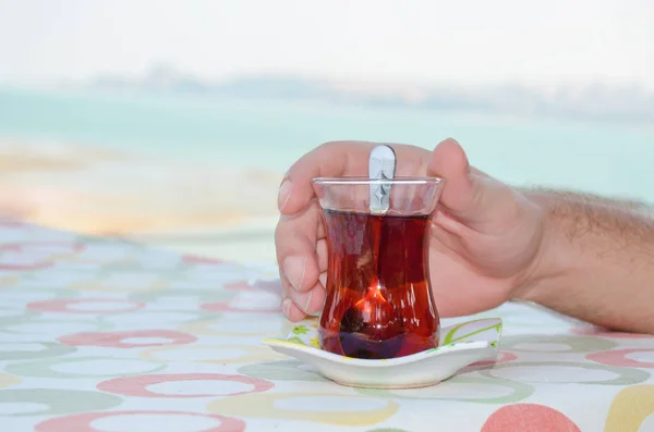 Thé turc traditionnel contre le paysage — Photo