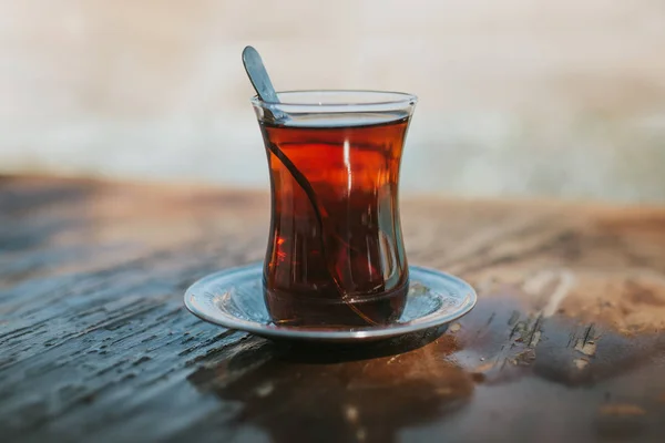 Traditioneller türkischer Tee auf dem hölzernen Hintergrund — Stockfoto