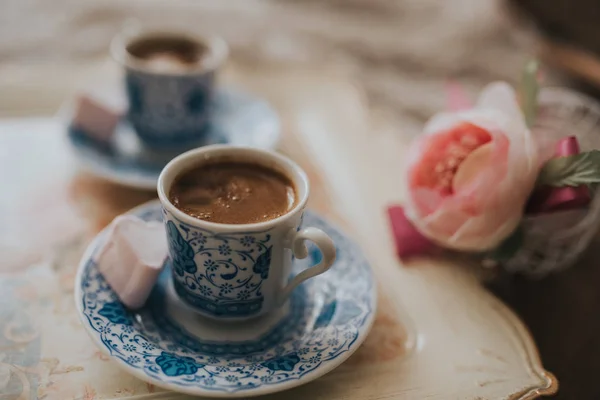 Café turco sobre mesa de madera con colores retro . —  Fotos de Stock