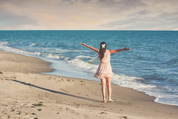 Jovem mulher bonita magro na praia, brincalhão, dançando, pulando,, férias de verão, se divertindo, humor positivo . — Fotografia de Stock