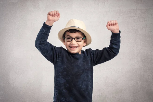 Retrato de niño feliz aislado sobre fondo blanco — Foto de Stock