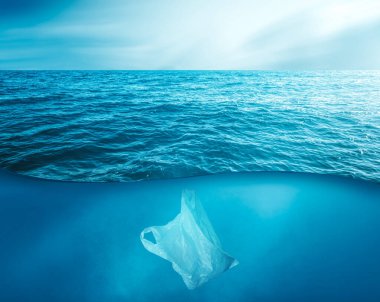Çöpe atılmış plastik bir çöp torbası tüm deniz yaşamı için bir tehlike oluşturarak suyun altında yüzer. 