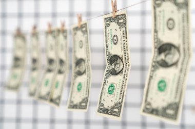 Hukuki mali işleri metaforlaştırmak için banknotları ipe asmak
