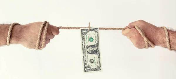 Das Geld am Seil ziehen, Metapher für die Wettbewerbsfähigkeit im Finanzgeschäft — Stockfoto