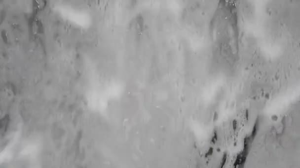 4k Video von industrieller Waschmaschine wäscht eine große Menge Textilien — Stockvideo