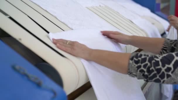 Video de la lavadora lavada industrial máquina de planchar para gran cantidad de textiles — Vídeo de stock