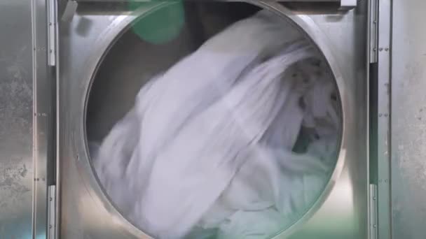 4k Видео промышленной сушильной машины сушит большое количество текстиля — стоковое видео