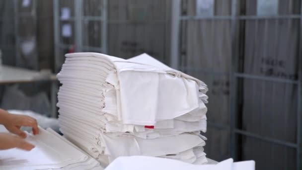 Vidéo de linge pliant dans l'usine de service de blanchisserie industrielle — Video