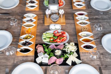 Bir grup için zengin bir Akdeniz kahvaltısı hazırlamak