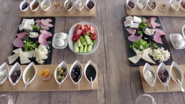 4k Video de un rico desayuno mediterráneo para un grupo — Vídeos de Stock