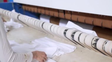 4k video endüstriyel çamaşır ütüleme makinesi büyük miktarda tekstil için yıkandı