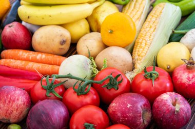 Sağlıklı bir hayat için bir yığın taze sebze.