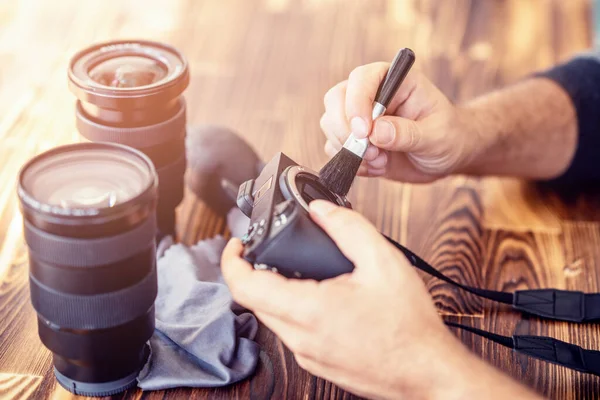 Preparazione e pulizia set di attrezzature fotografiche per lo scatto di immagini — Foto Stock