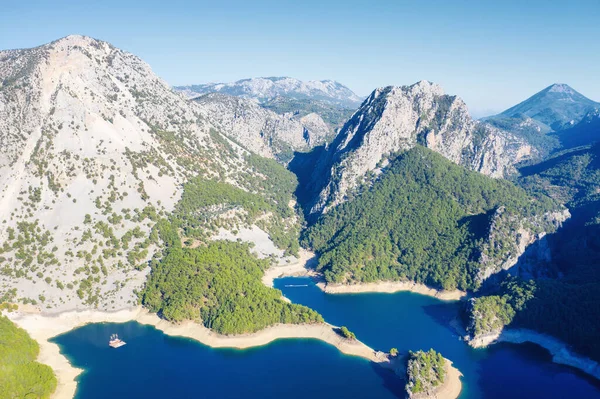 Luftaufnahme des Sees und der Berge mit offenem Himmel — Stockfoto