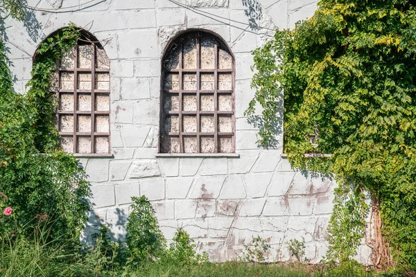 An old unhabitated building abondoned to the cruelty of the time — ストック写真