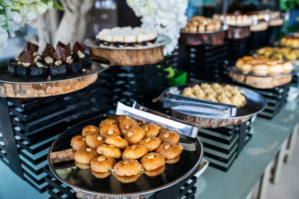 Herkullinen jälkiruoka buffet eri makea leipomo ravintolassa tai hotellissa — kuvapankkivalokuva