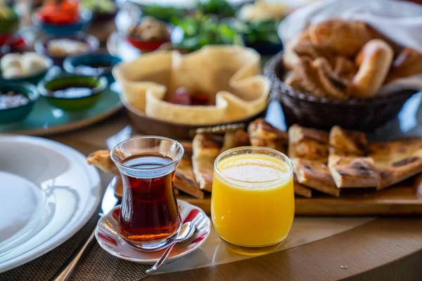 Un delicioso y variado desayuno mediterráneo para un día lleno de energía — Foto de Stock